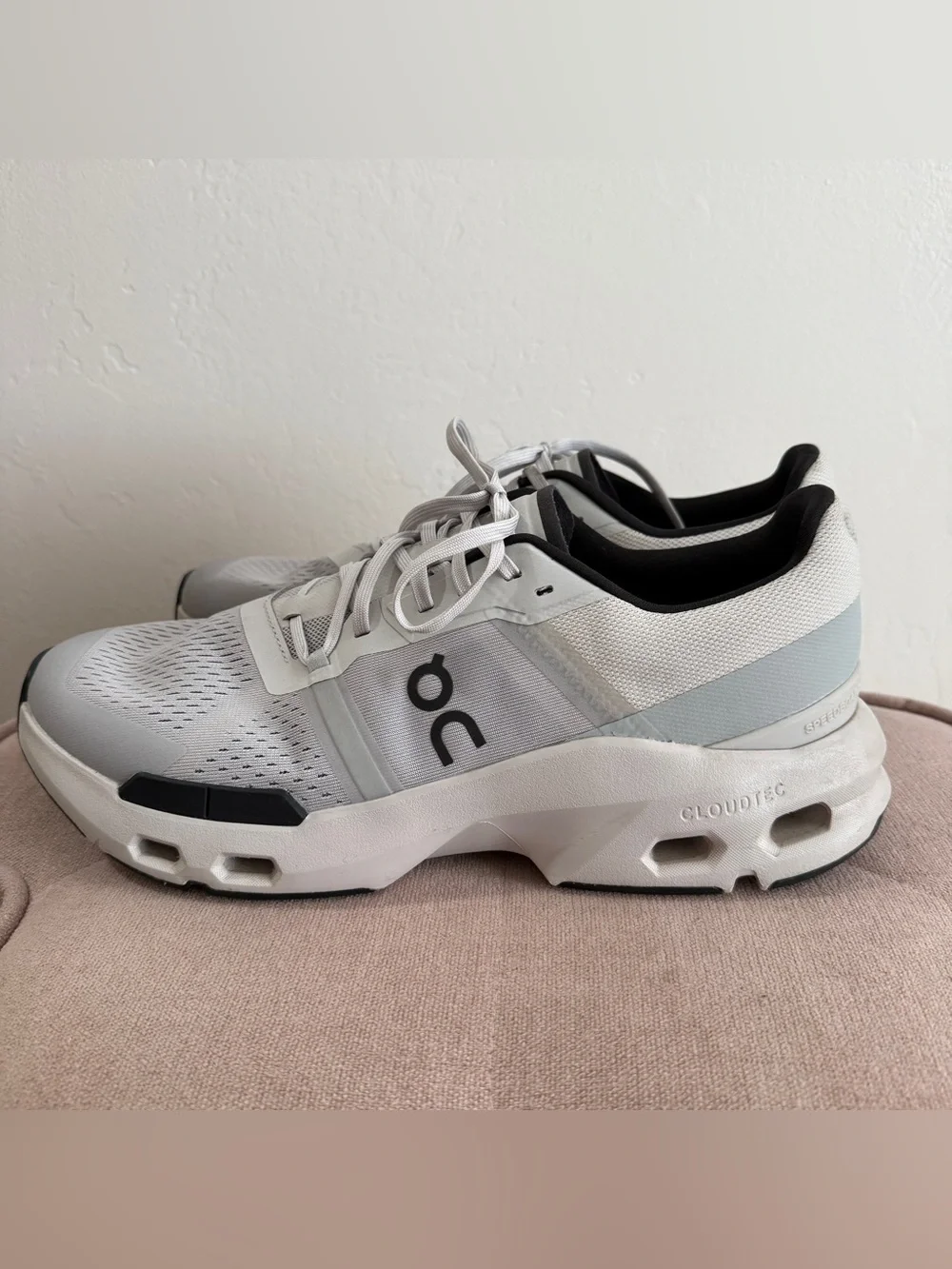 On Running Cloudpulse Shoes in Wolf / Black Size 11 Mens